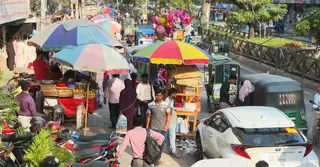 রাজশাহীতে হকার ও ব্যবসায়ীদের দখলে ফুটপাত, ভোগান্তি বাড়ছে নগরবাসীর